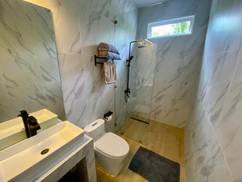 Koupelna v ubytování Cozy Villa Modern Minimalist Hideaway