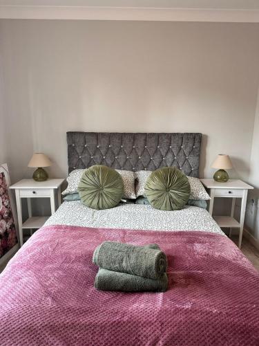 Katil atau katil-katil dalam bilik di 2BR Flat Free Parking Near Hampden and O2 Academy
