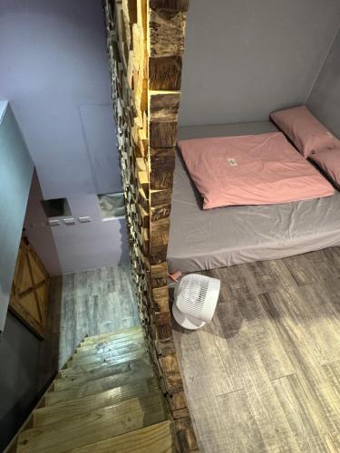 an overhead view of a room with a bunk bed at 海的那一間Hostel By The Sea in Green Island
