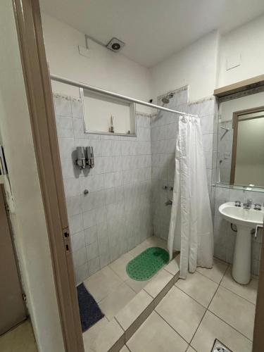 a bathroom with a shower and a sink at Multiespacio Center in San Fernando del Valle de Catamarca