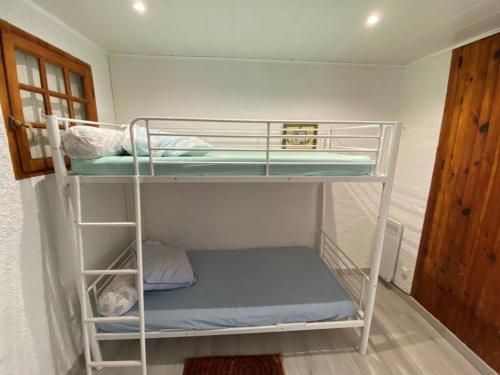 Ce dortoir comprend des lits superposés. dans l'établissement Studio cosy à 150m de la plage, 4 personnes - FR-1-837-14, à Argelès-sur-Mer