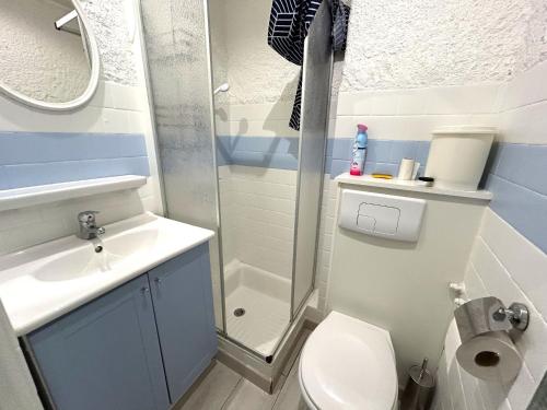 une salle de bain avec une douche, des toilettes et un lavabo dans l'établissement Studio cosy à 150m de la plage, 4 personnes - FR-1-837-14, à Argelès-sur-Mer