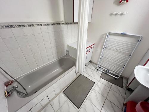 une petite salle de bain avec une baignoire et un lavabo dans l'établissement Pavillon à Vendres Plage pour 5 pers avec Terrasse - FR-1-781-98, à Vendres