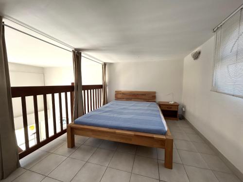 une chambre avec un lit sur un balcon dans l'établissement Appartement 4/5 pers. face à la pinède avec terrasse - FR-1-837-13, à Argelès-sur-Mer