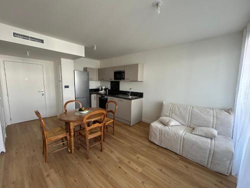 Photo de la galerie de l'établissement Appartement neuf pour 4 pers. avec parking privatif - FR-1-837-12, à Argelès-sur-Mer