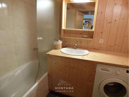 une salle de bain avec un lavabo et une machine à laver dans l'établissement Duplex 4 pièces + mezzanine pour 8 personnes au Grand-Bornand - FR-1-458-227, au Grand-Bornand