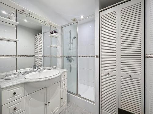 une salle de bain blanche avec un lavabo et une douche dans l'établissement Studio lumineux à Antibes avec piscine, tennis et balcon - FR-1-789-10, à Antibes