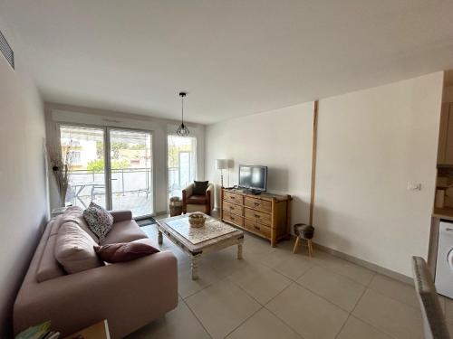 Photo de la galerie de l'établissement Appartement Confortable avec Terrasse et Parking Près de la Plage - FR-1-837-15, à Argelès-sur-Mer