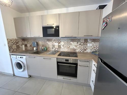 Photo de la galerie de l'établissement Appartement Confortable avec Terrasse et Parking Près de la Plage - FR-1-837-15, à Argelès-sur-Mer