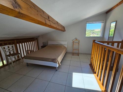 - une chambre avec un lit et un escalier dans une maison dans l'établissement Banyuls-sur-Mer: Appartement pour 5 pers. avec terrasse, calme et parking sécurisé - FR-1-309-516, à Banyuls-sur-Mer