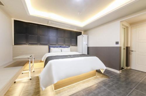 a bedroom with a large white bed in a room at Gwangju Yeogijoa Hotel in Gwangju