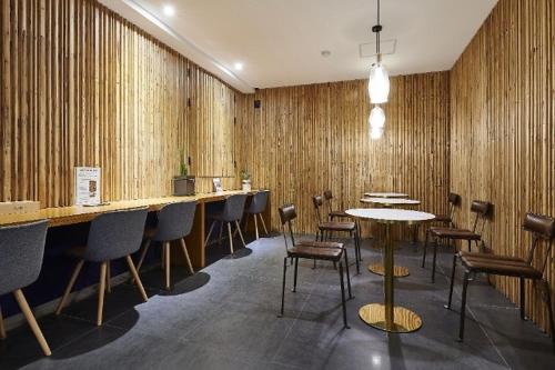 Un restaurante con paredes de madera y mesas y sillas. en Daejeon Yuseong Just Sleep Yuseong Hot Springs Branch, en Daejeon