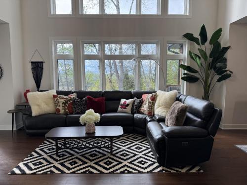 Χώρος καθιστικού στο 4200sqf Luxury Muskoka Estate in Lake of Bay, Huntsville