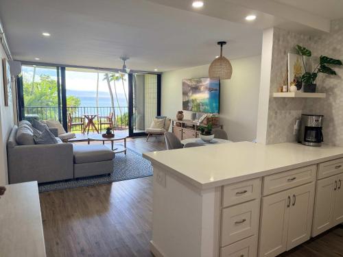 Køkken eller tekøkken på Luxe Oceanfront Escape, Ocean Views with AC Comfort