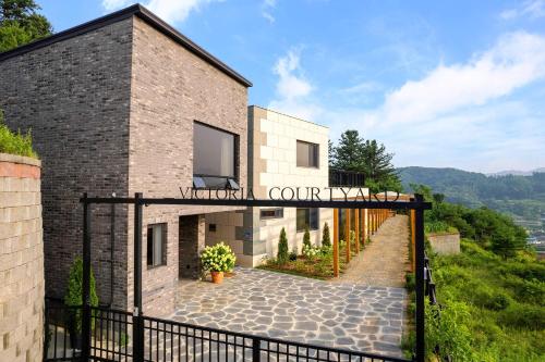 una casa su una collina con balcone di Gapyeong V Courtyard Pension a Gapyeong