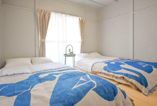 大阪市にあるJAVA HOUSE Sumiyoshiー10min Nambaー40min KIXの窓のある部屋にベッドが2つある