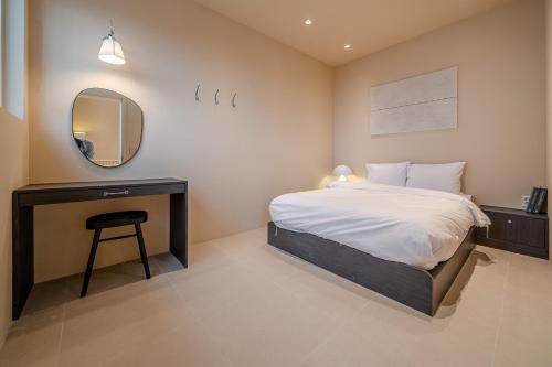 Postel nebo postele na pokoji v ubytování Yeosu The Belle 101 Pool Villa