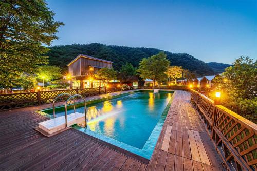 Bazén v ubytování Hongcheon Hutopia Glamping nebo v jeho okolí