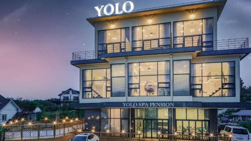 Un gran edificio con un cartel de Yoda. en Gangneung YOLO Ocean View Spa Pension, en Gangneung