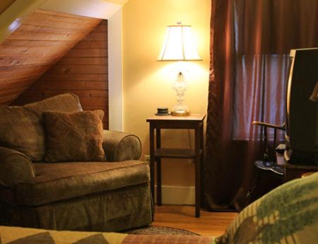 a living room with a couch and a table with a lamp at Wildcat Inn and Tavern in Jackson