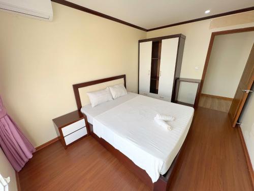 a bedroom with a large bed with white sheets at Homestay Hạ Long NewLife in Kon Rung (1)
