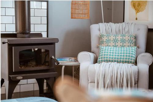 O zonă de relaxare la Farm Stay & Private Beach at Pear Tree Cottage