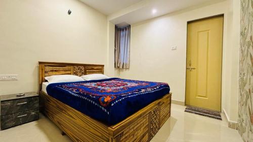 Un pat sau paturi într-o cameră la Moonland 3 Bhk villa