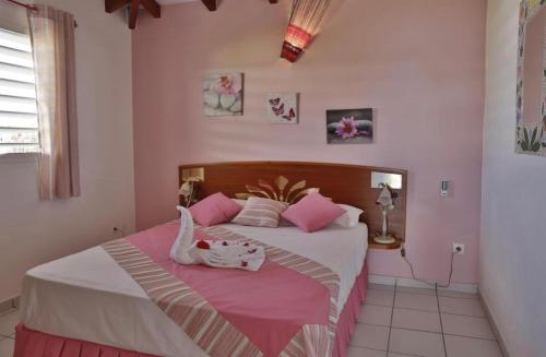 Postel nebo postele na pokoji v ubytování Gîte Orchidée piscine commune