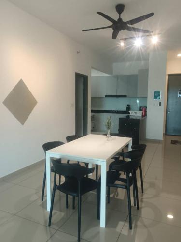 Η κουζίνα ή μικρή κουζίνα στο Galaxy Luxury Homestay