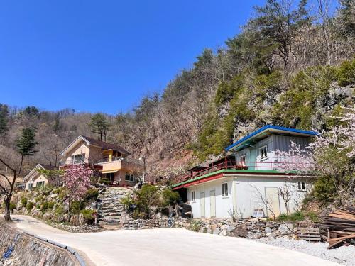 una casa en la ladera de una montaña en Gangneung Happy Pension, en Gangneung