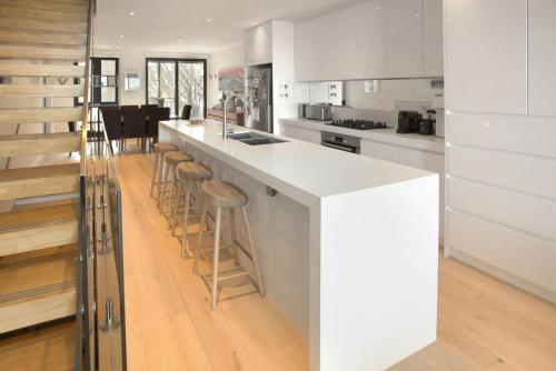 een keuken met een wit aanrecht en houten vloeren bij Kabuki 2 - The Residence in Mount Buller