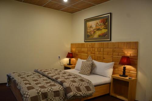 Postel nebo postele na pokoji v ubytování West End Lodges
