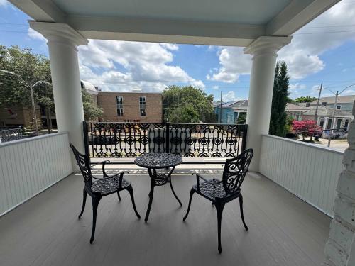 Балкон или терраса в Stunning 2-Bedroom Garden District Newly Renovated