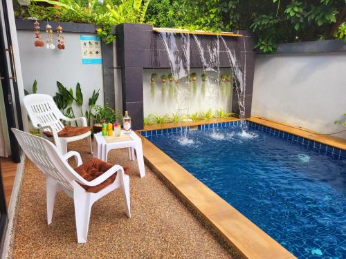 una piscina con cascada en un patio trasero en Peaceful Pool Villa 1, en Ao Nang Beach