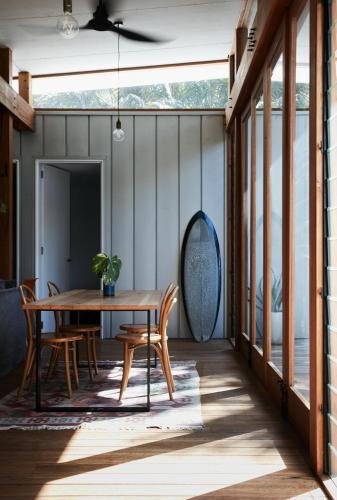Un comedor con mesa y sillas en Blueys Shack, en Blueys Beach