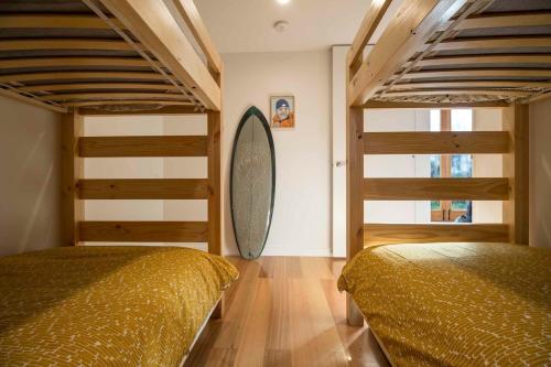 Un dormitorio con dos literas y un espejo. en Blueys Shack, en Blueys Beach