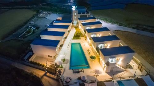 eine Draufsicht auf ein Gebäude mit einem Swimmingpool in der Unterkunft Goseong BB Park Pension 