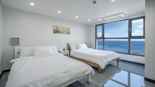 Ένα ή περισσότερα κρεβάτια σε δωμάτιο στο Gampo Beach Hill Pool Villa