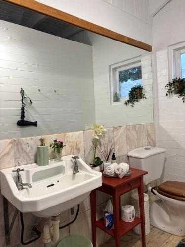 Un baño de Celestial Dew Guesthouse in Tyalgum
