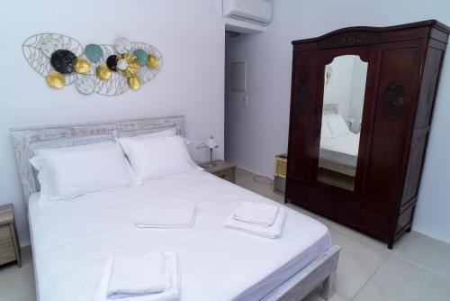 Naxos town 2 beachfront studio with patio