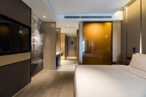 Letto o letti in una camera di Atour Hotel Shanghai New International Expo Center Maglev Station