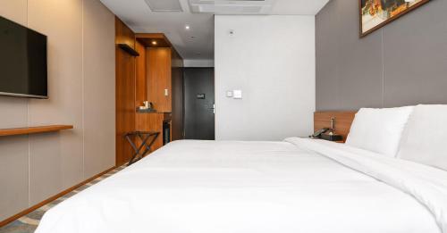 Gloucester Hotel Jeonjuにあるベッド