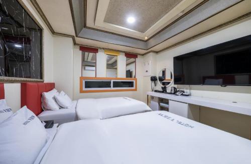 Postel nebo postele na pokoji v ubytování Gwangju Cheomdan View Hotel