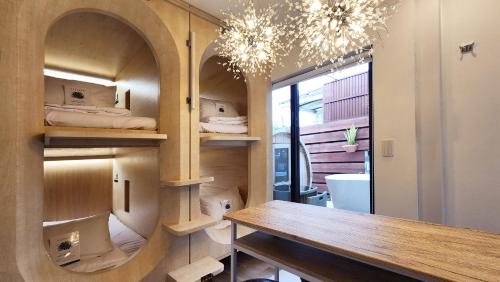 ein Esszimmer mit einem Tisch und einem Kronleuchter in der Unterkunft ZUMI TERRACE うちなーみやリゾート宮古島 in Miyako-jima