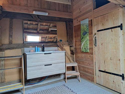 a bedroom with a dresser and a drawer in a room at ENTRE ADOUR et MONTAGNE in Pouillon