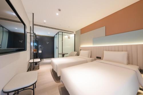Una cama o camas en una habitación de Atour X Shanghai Jing'an Temple