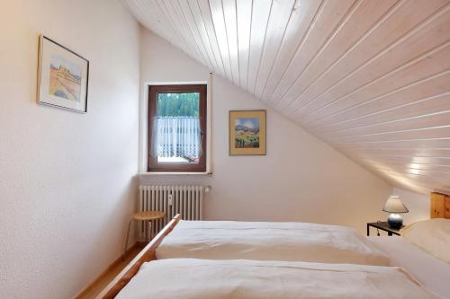 ein Schlafzimmer mit einem Bett und einem Fenster in der Unterkunft Ferienwohnung Rieslehof Nr9 in Titisee