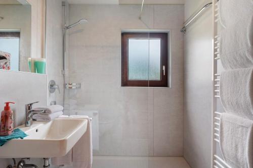 ein Badezimmer mit Waschbecken und Dusche in der Unterkunft Ferienwohnung Rieslehof Nr9 in Titisee