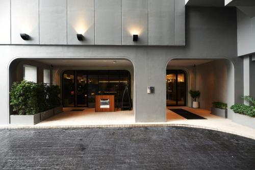 a lobby of a building with a courtyard at Four Points by Sheraton Bangkok, Sukhumvit 22 in Bangkok