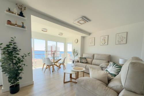 een woonkamer met een bank en een tafel bij Mucho Gusto Coblanca 3 in Benidorm